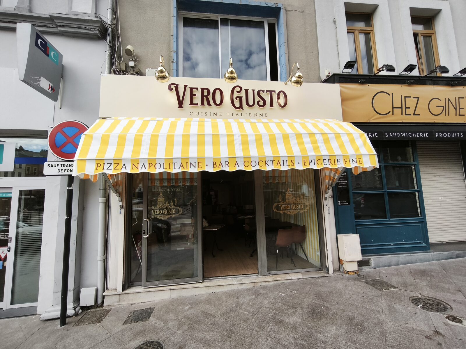 Après : la devanture Vero Gusto avec son bandeau en lettres relief et son store corbeille rayé jaune