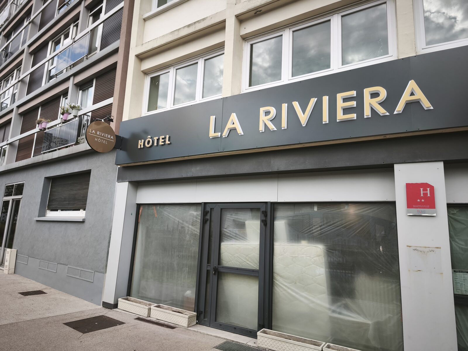 Hôtel La Riviera à Boulogne-sur-Mer — lettres relief dorées sur bandeau de façade anthracite