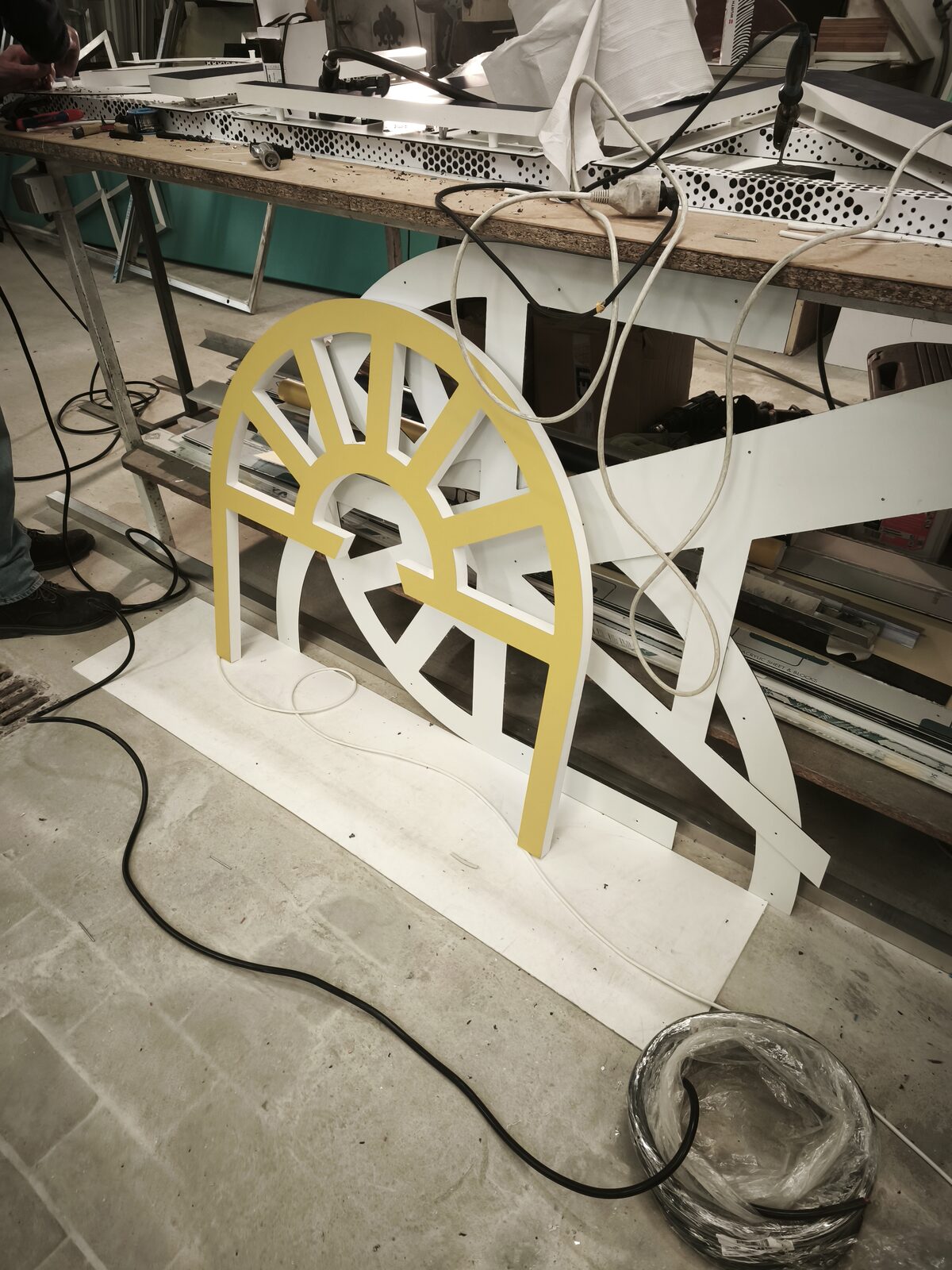 Hôtel L'Atlantic — fabrication de l'emblème éventail doré