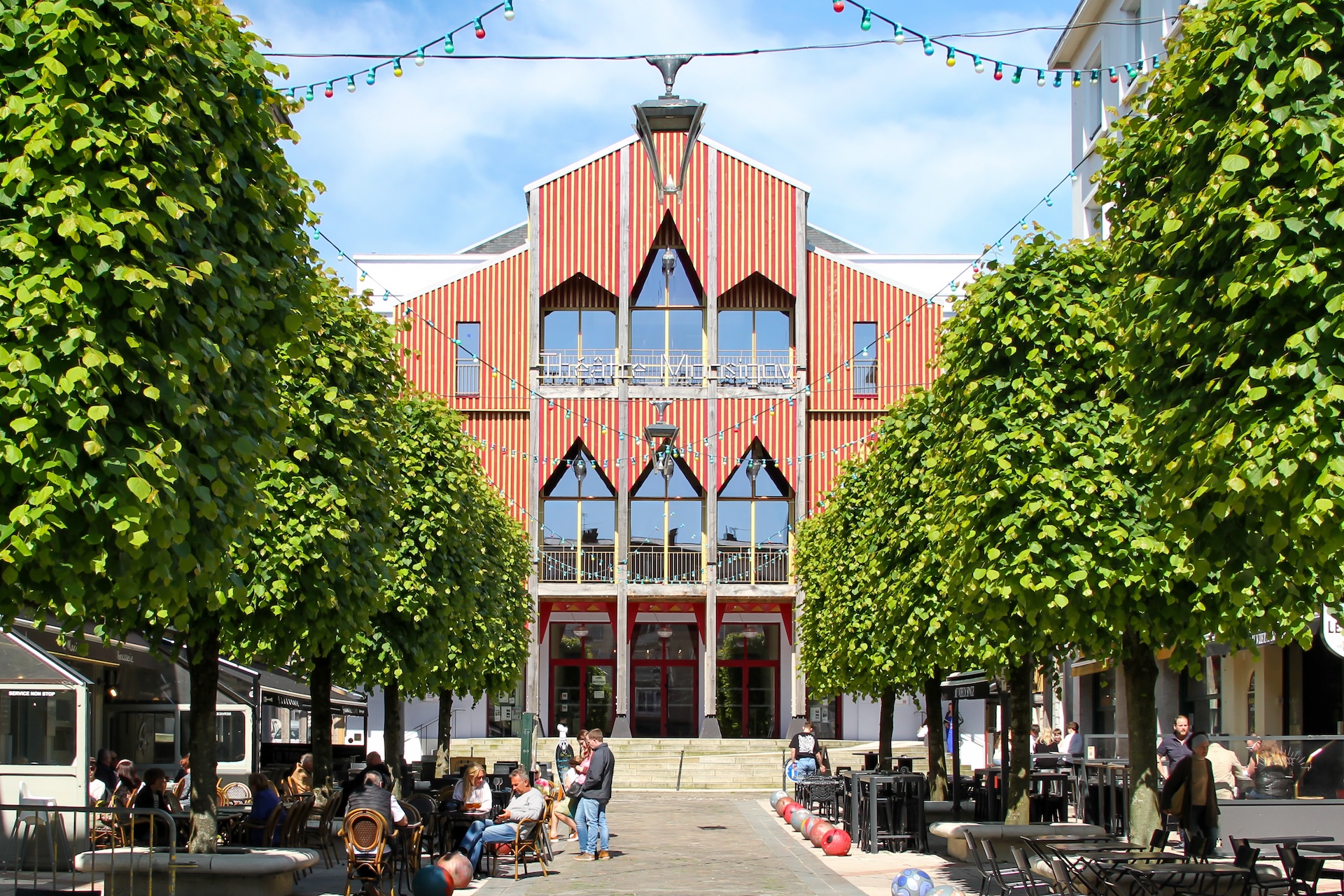 Théâtre Monsigny à Boulogne-sur-Mer — enseignes et éclairage de façade nocturne