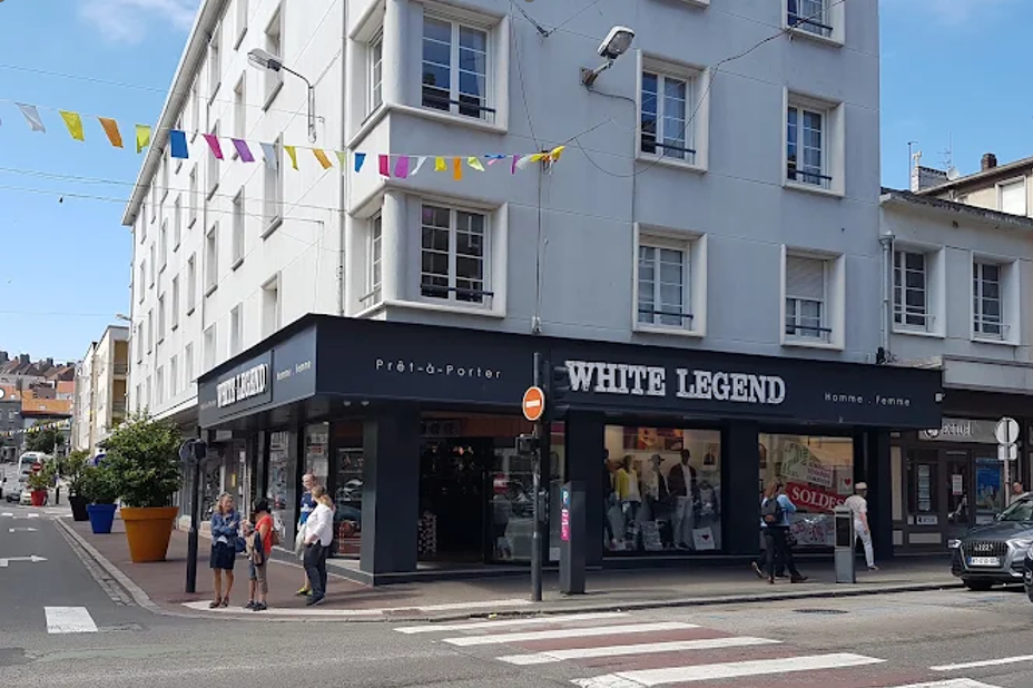 La Villa Immobilier — la devanture avant transformation (ancienne enseigne White Legend)