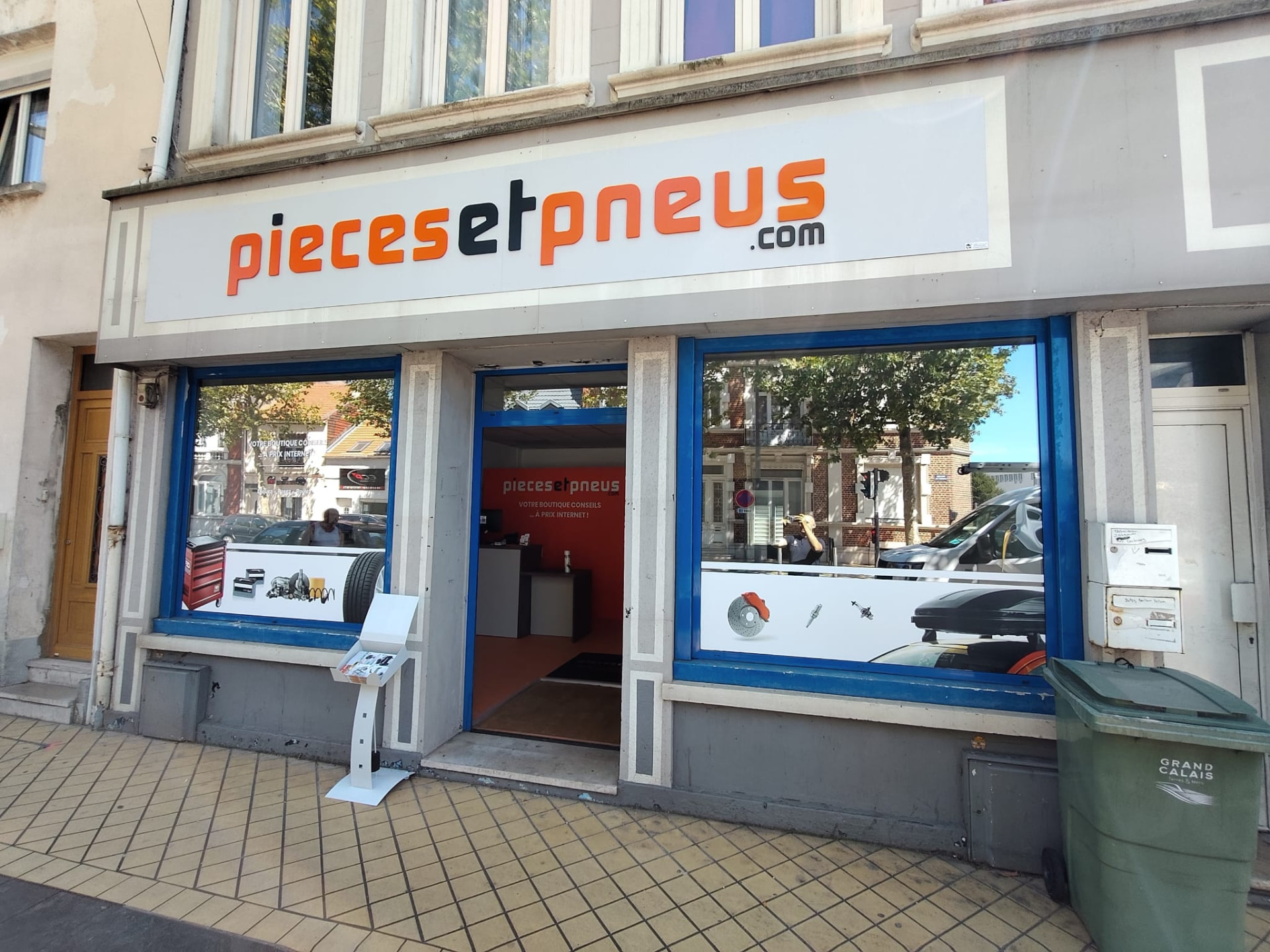 Enseigne Pièces et Pneus à Calais — façade commerciale