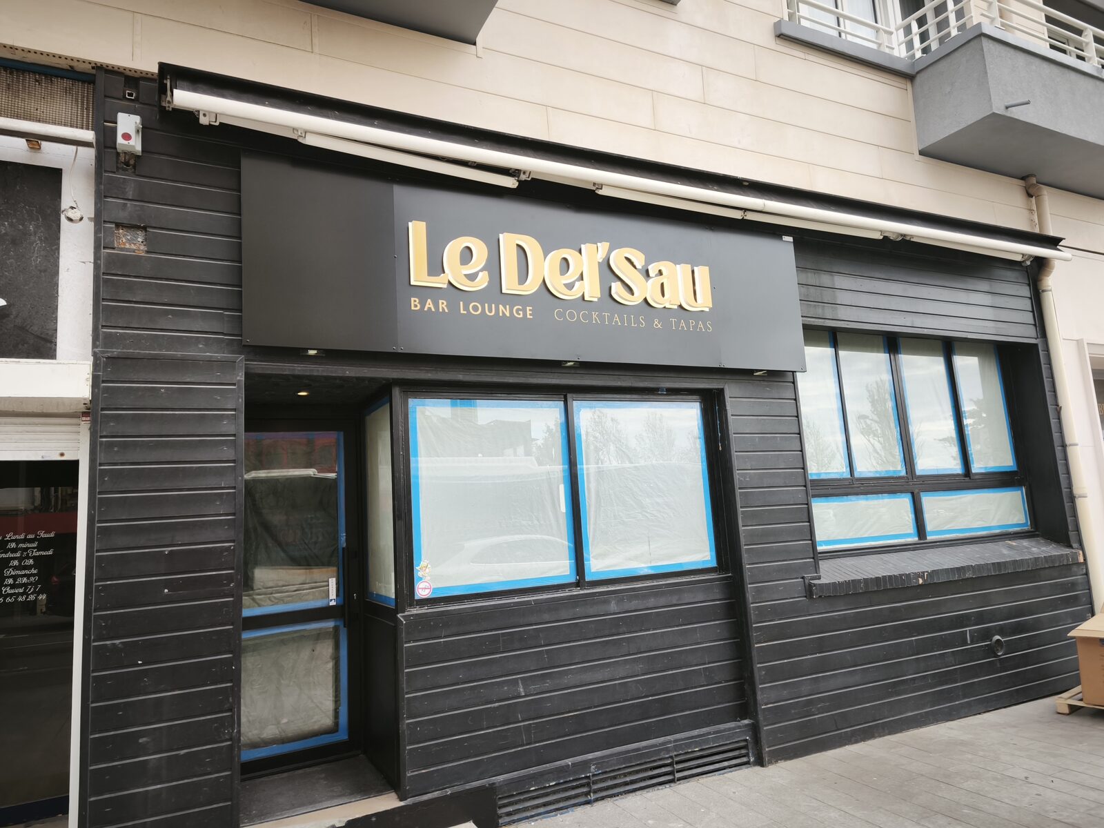 Le Del'Sau à Boulogne-sur-Mer — bandeau noir et logo doré vus de trois quarts