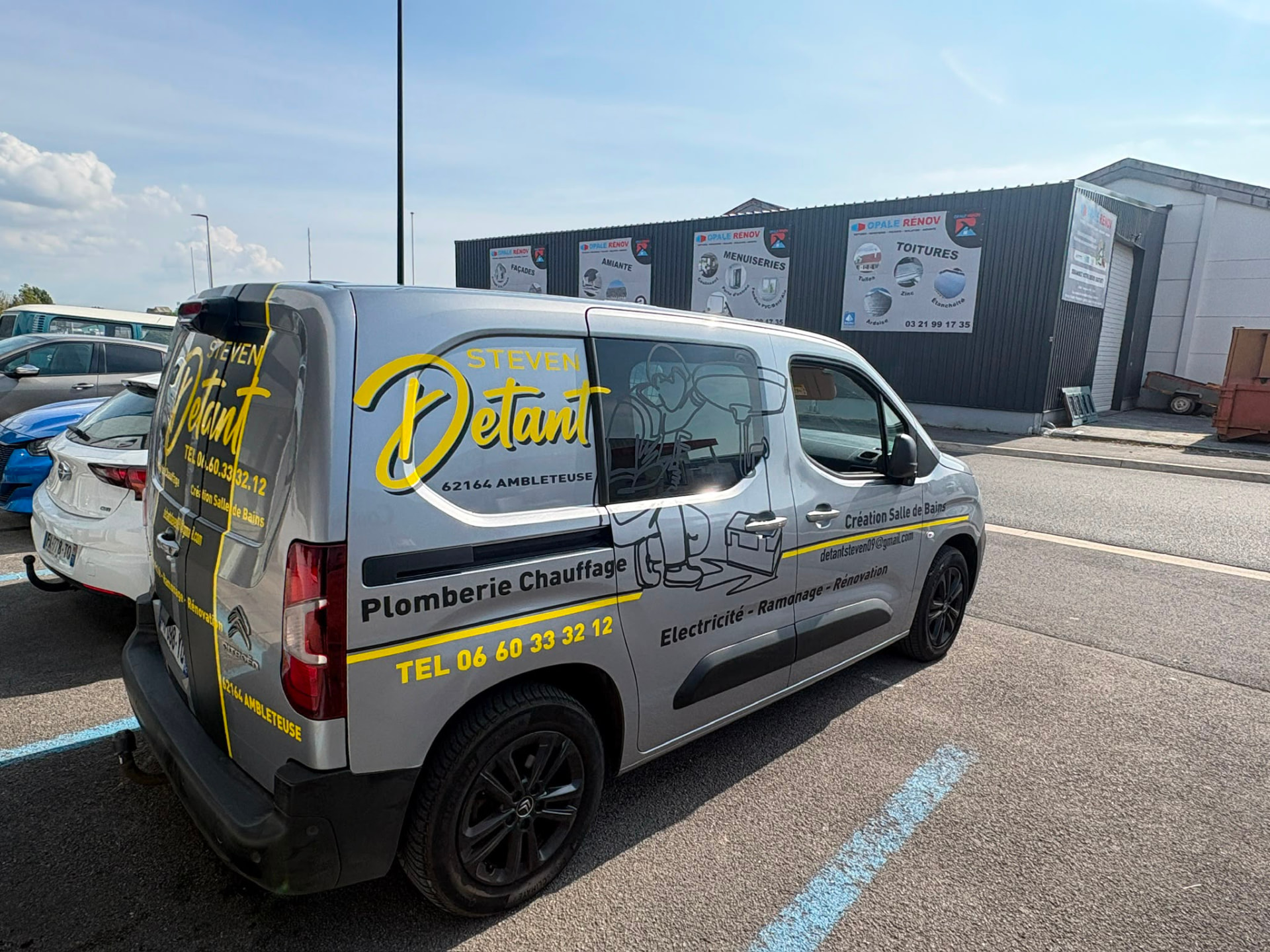 Véhicule utilitaire habillé par les équipes Infinity Publicité et Corbec Noveclair