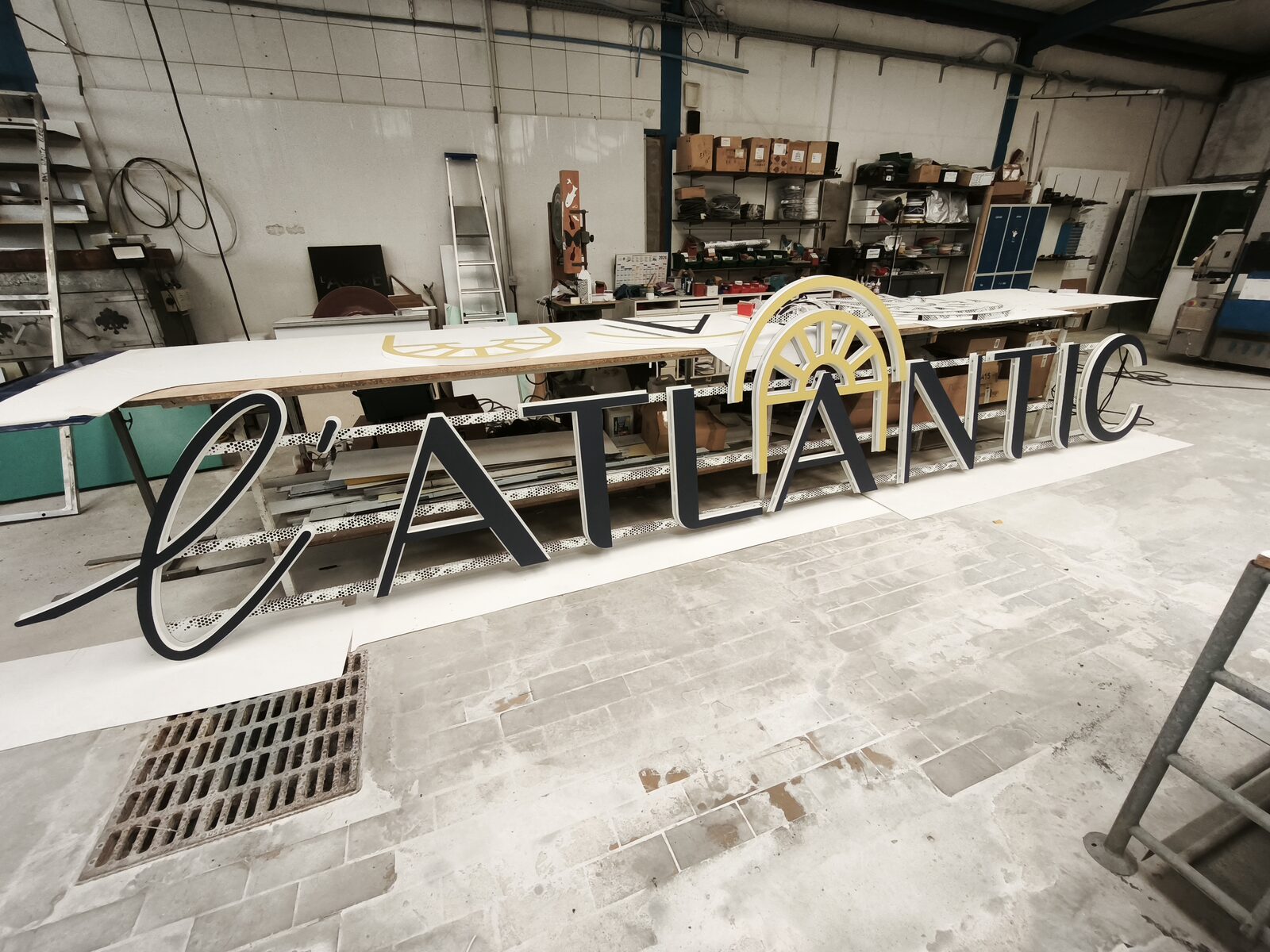 Hôtel L'Atlantic — lettres en relief “l'Atlantic” assemblées dans notre atelier