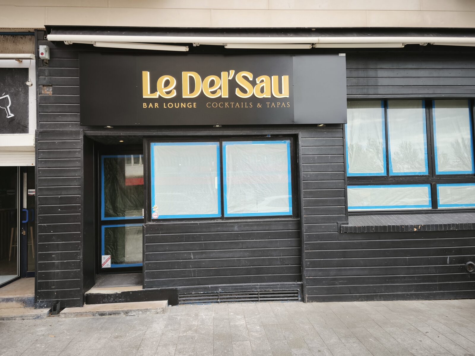 Après : bandeau noir et lettres relief dorées Le Del'Sau, bar lounge cocktails & tapas