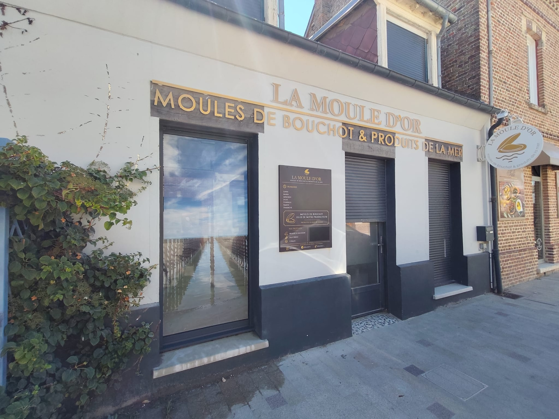 La Moule d'Or au Crotoy — lettres dorées et enseigne drapeau