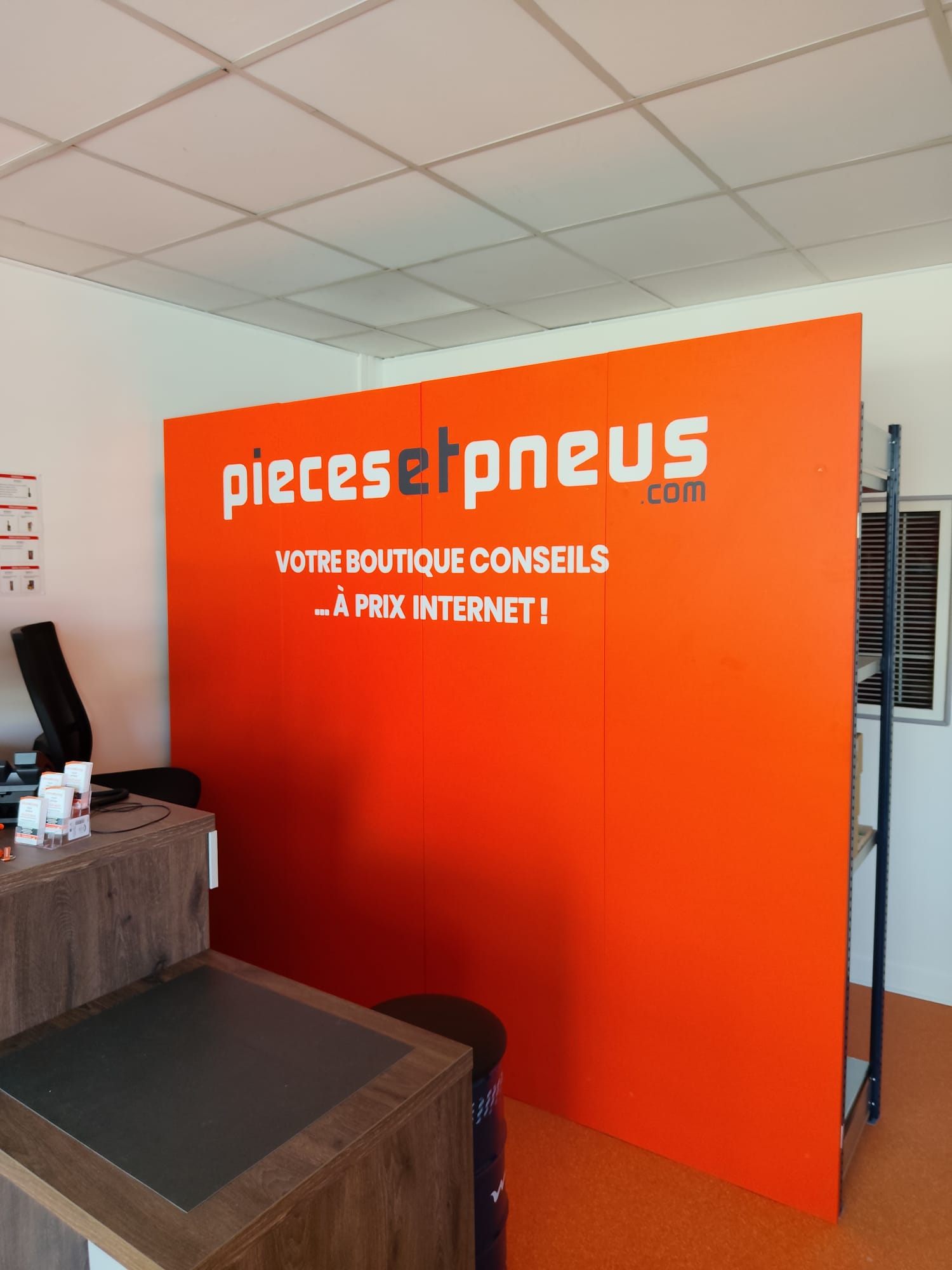 Habillage mural intérieur Pièces et Pneus à Calais