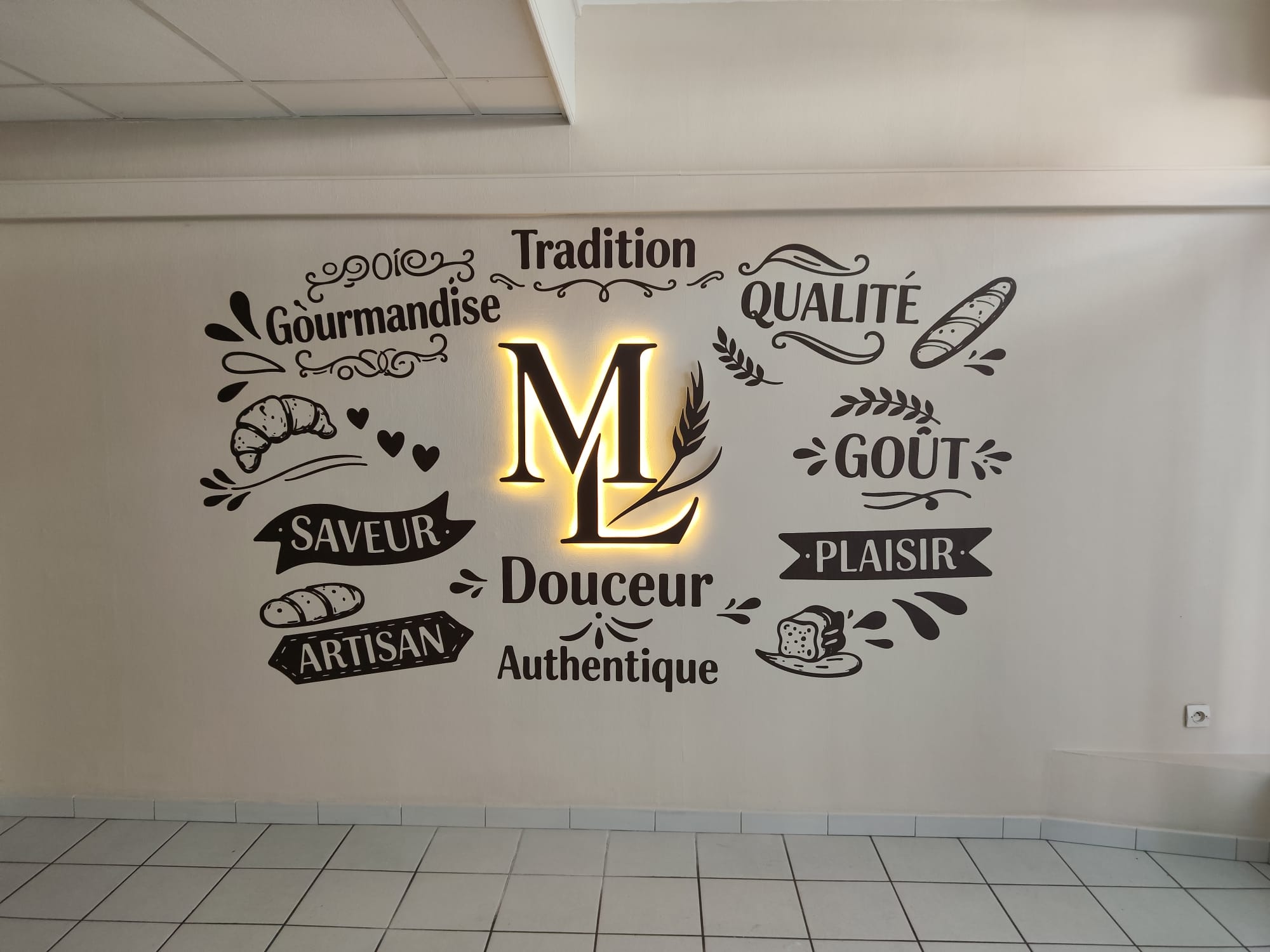 Logo mural lumineux et signalétique intérieure à Marck