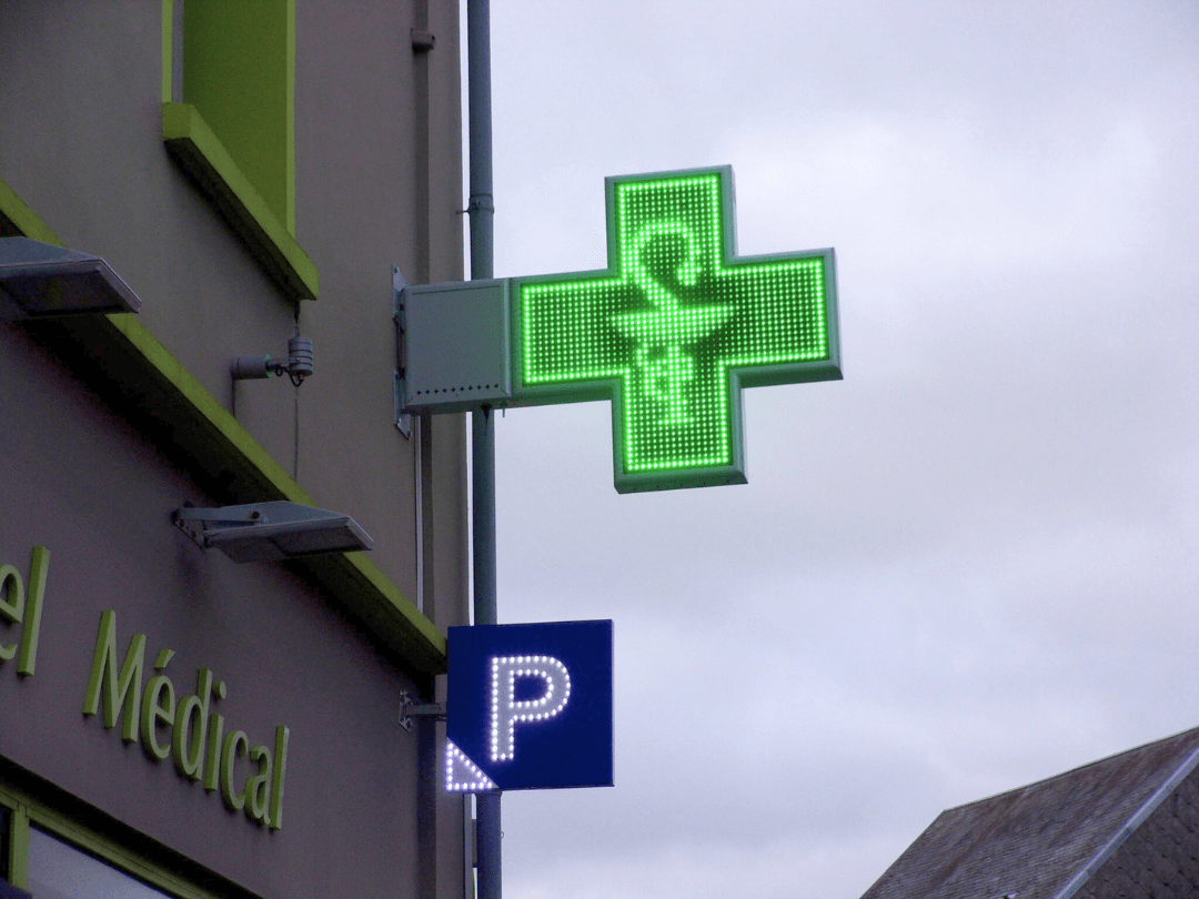 Croix de pharmacie animée installée par Corbec Noveclair