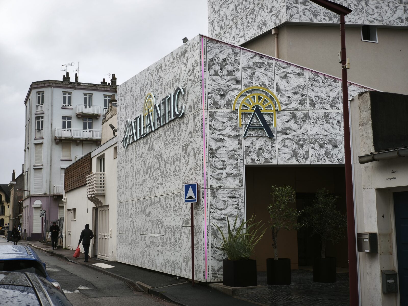 Hôtel L'Atlantic, Wimereux — lettres en relief et emblème posés sur la façade