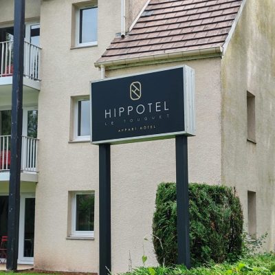 signaletique totem hippotel corbec noveclair